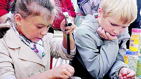 Оторвать ребенка от смартфона так же тяжело, как от матери