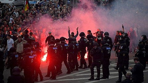 Немцы начали бить мигрантов за беспредел